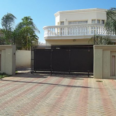 Carlcyn Homestay Габороне Экстерьер фото