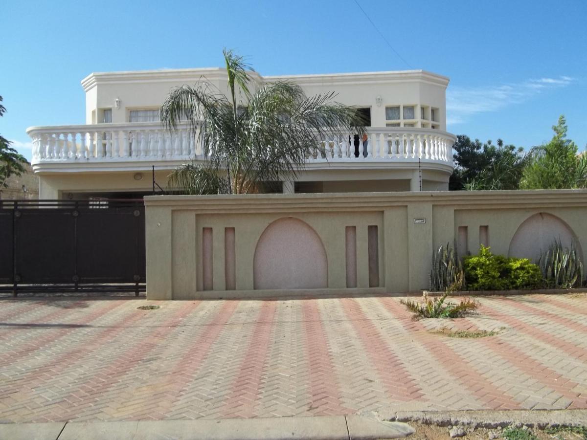 Carlcyn Homestay Габороне Экстерьер фото
