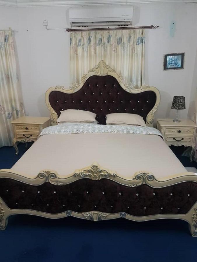 Carlcyn Homestay Габороне Экстерьер фото