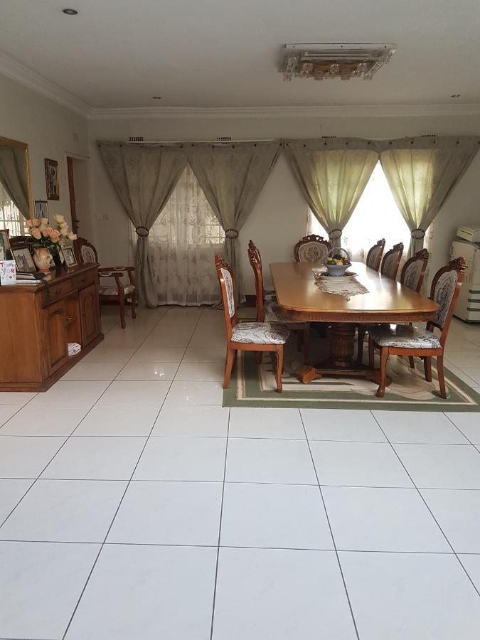 Carlcyn Homestay Габороне Экстерьер фото