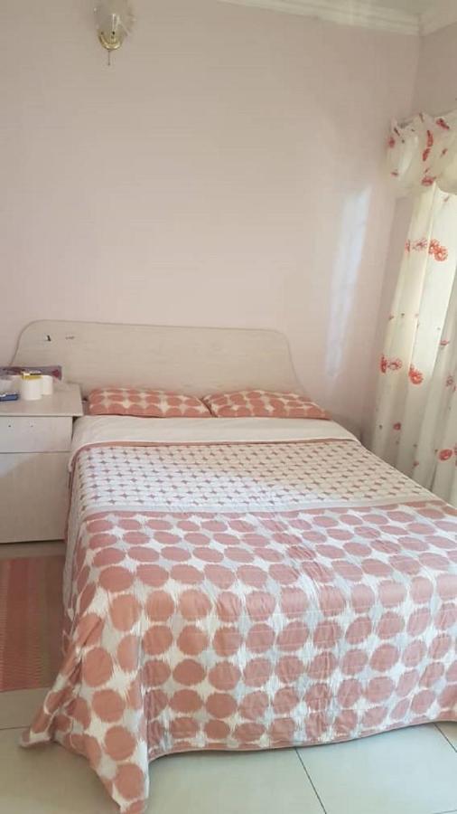 Carlcyn Homestay Габороне Экстерьер фото