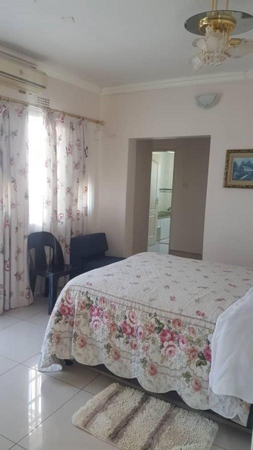 Carlcyn Homestay Габороне Экстерьер фото