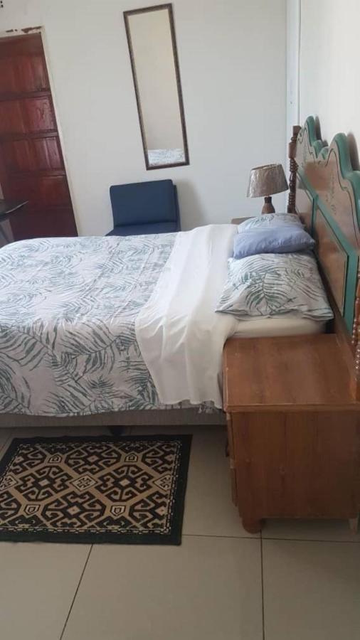 Carlcyn Homestay Габороне Экстерьер фото