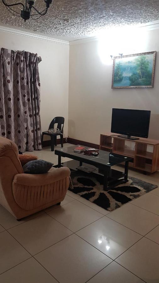 Carlcyn Homestay Габороне Экстерьер фото