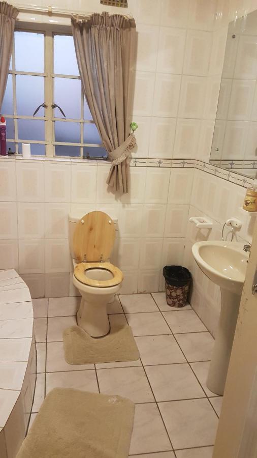 Carlcyn Homestay Габороне Экстерьер фото
