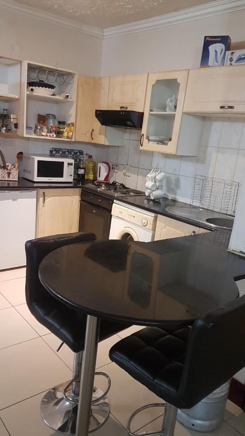 Carlcyn Homestay Габороне Экстерьер фото